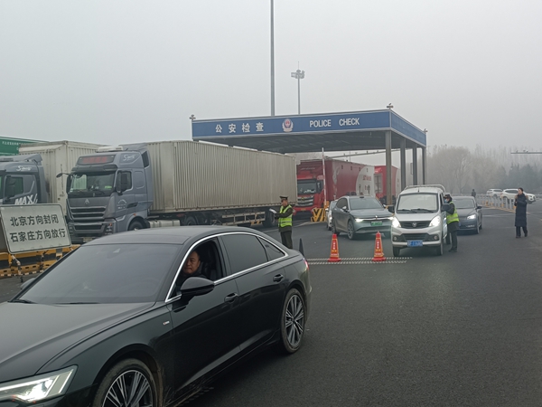 霧天出行不“堵心” 保定收費站智慧便民暖途行(2)_副本.jpg