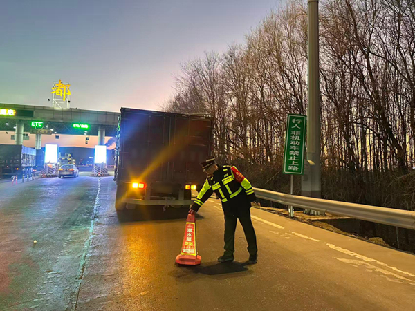 20260114貨車高速口爆胎 望都站緊急馳援 (稿).jpg