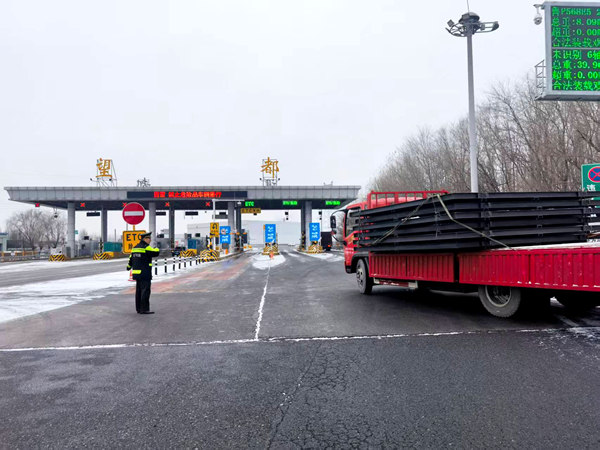 20260119 望都收費站連續(xù)勸返違規(guī)超限車輛 (2)_副本.jpg